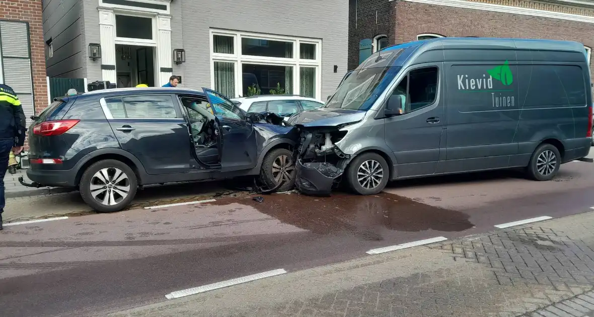 Personenauto frontaal tegen bestelbus