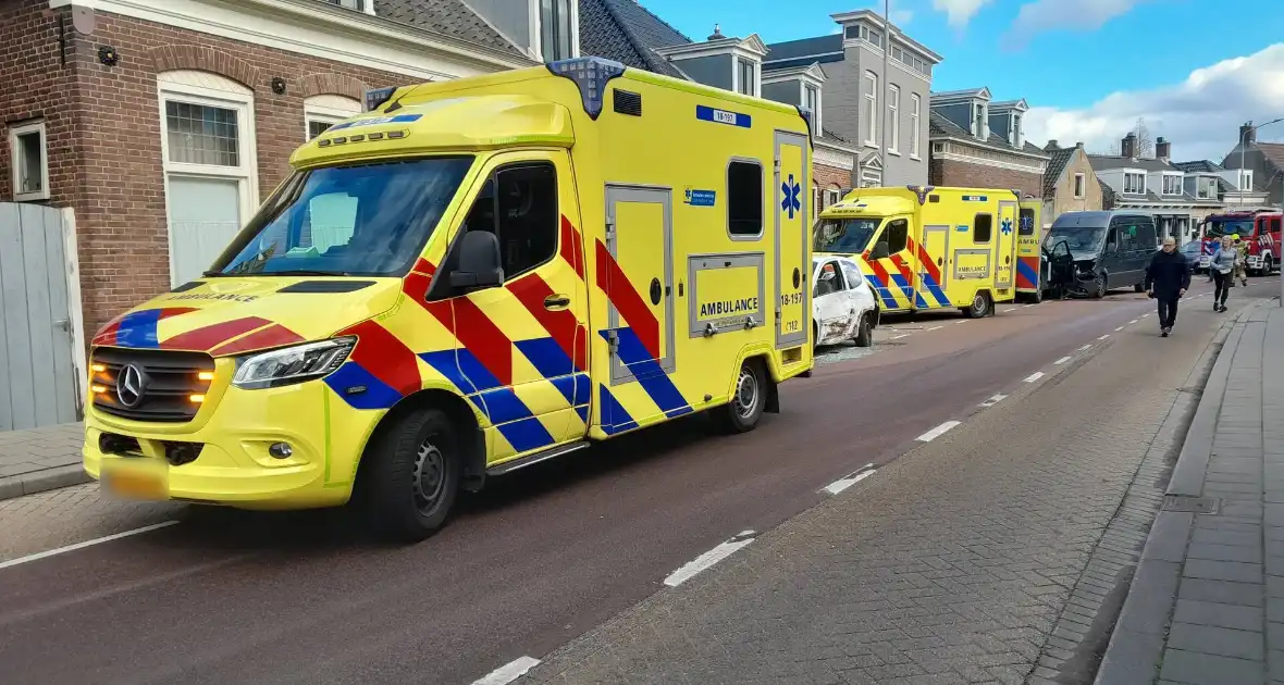 Personenauto frontaal tegen bestelbus - Foto 2
