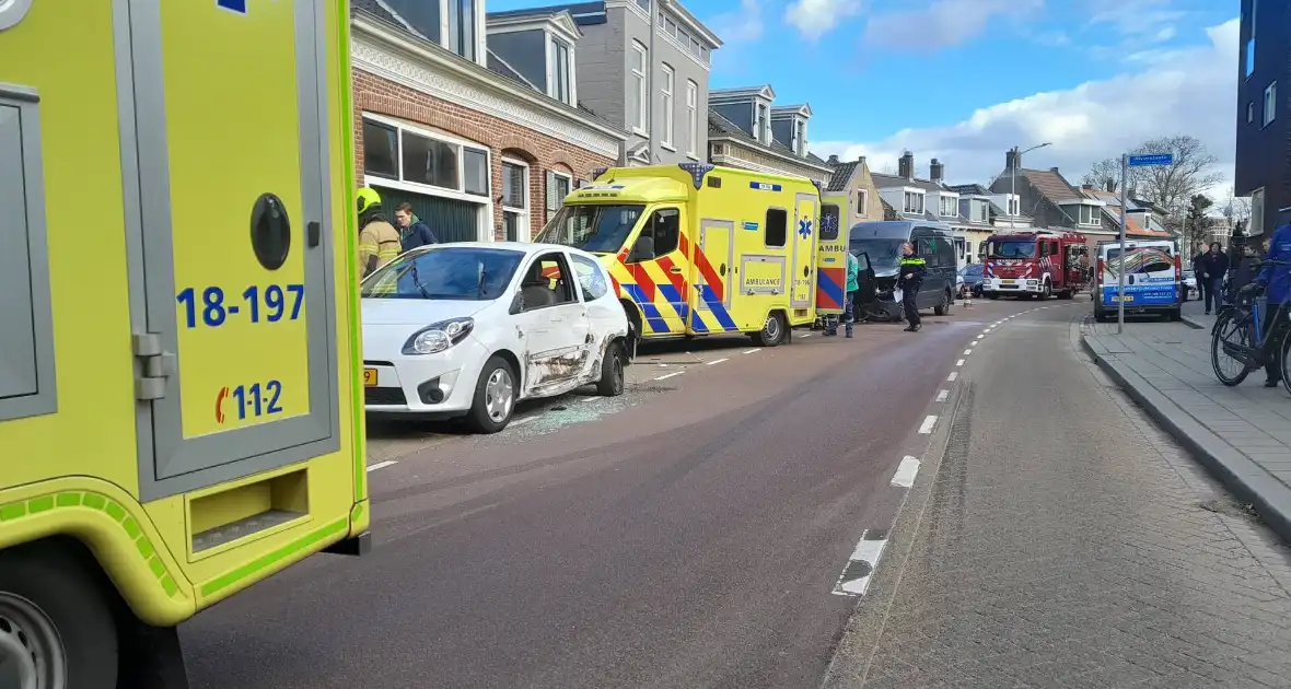Personenauto frontaal tegen bestelbus - Foto 3