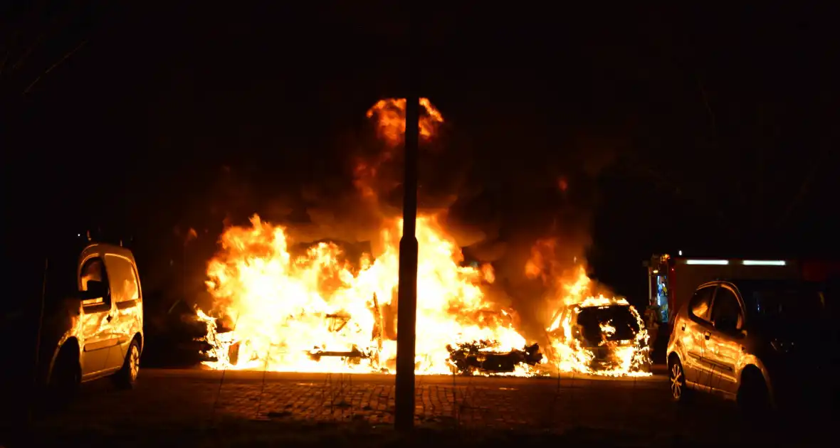 Meerdere voertuigen volledig uitgebrand - Foto 1