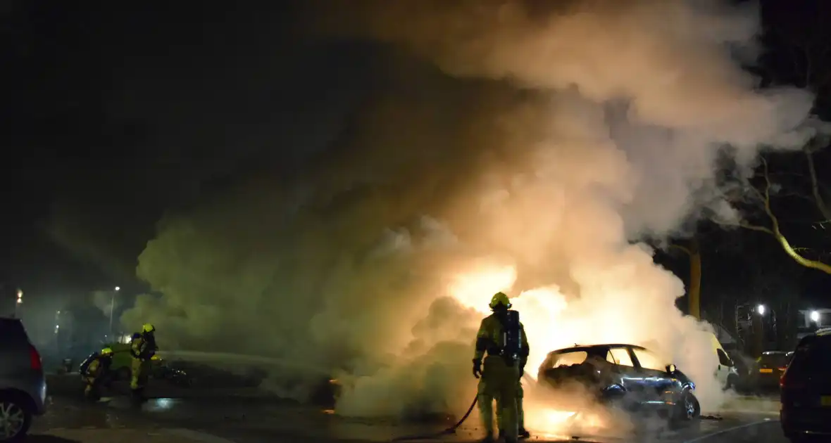 Meerdere voertuigen volledig uitgebrand - Foto 7