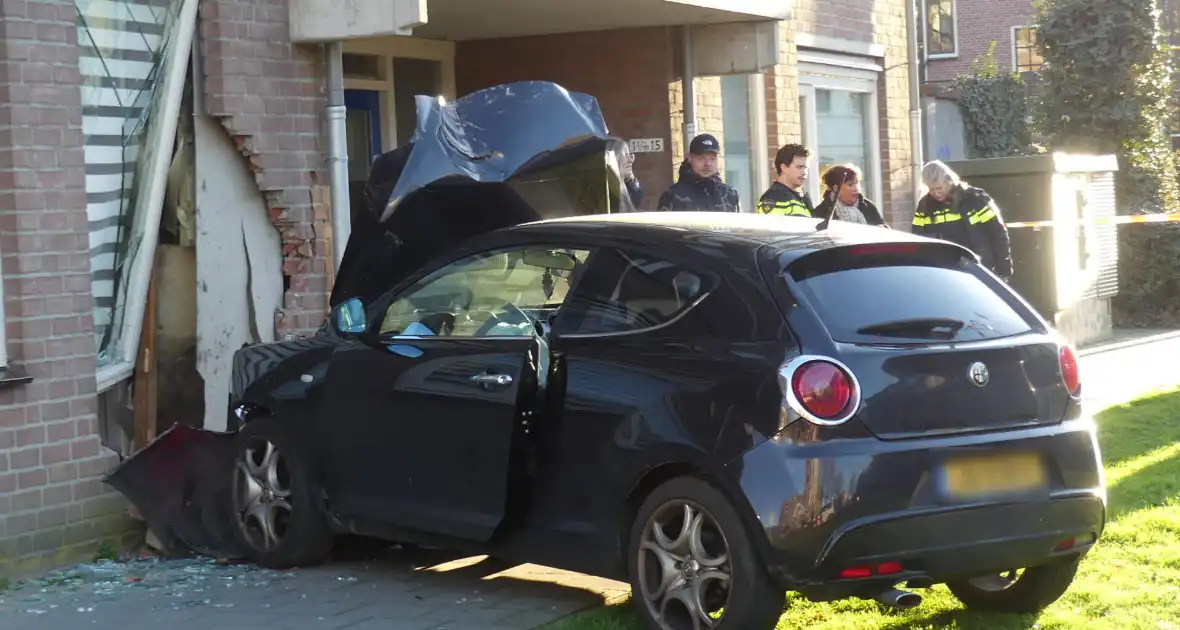 Flinke schade nadat auto tegen flat rijdt - Foto 13