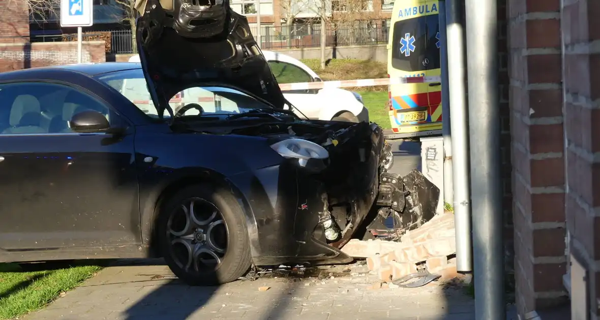 Flinke schade nadat auto tegen flat rijdt - Foto 3