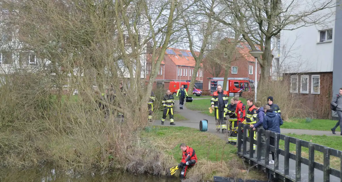 Meerkoet raakt verstrikt en wordt gered door brandweer