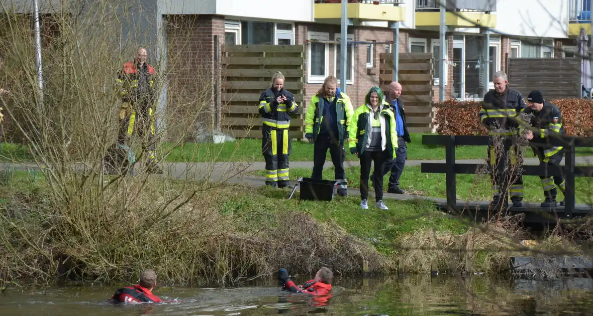 Meerkoet raakt verstrikt en wordt gered door brandweer - Foto 5