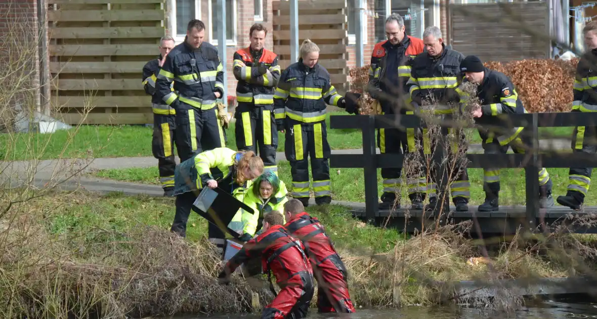 Meerkoet raakt verstrikt en wordt gered door brandweer - Foto 7