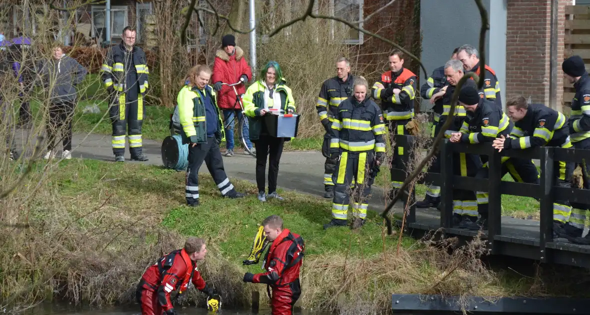 Meerkoet raakt verstrikt en wordt gered door brandweer - Foto 8