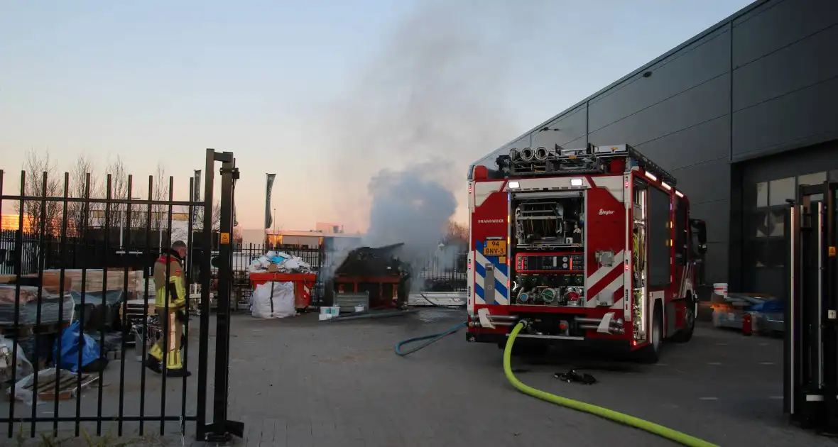 Flinke rookontwikkeling bij brand in container op bedrijventerrein