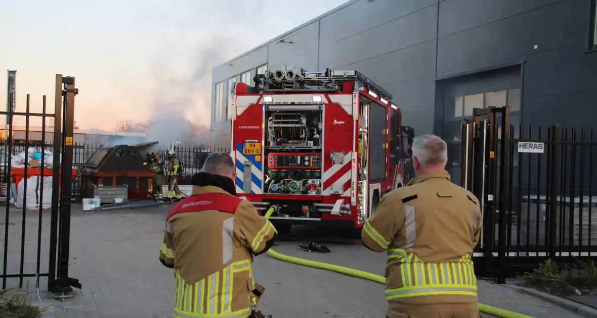 Flinke rookontwikkeling bij brand in container op bedrijventerrein - Foto 1