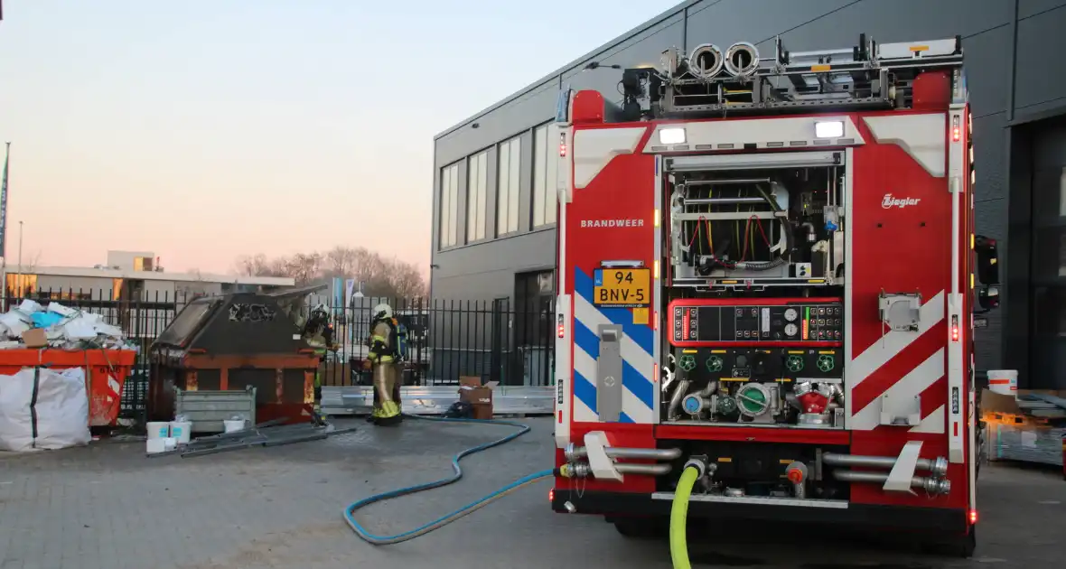Flinke rookontwikkeling bij brand in container op bedrijventerrein - Foto 2