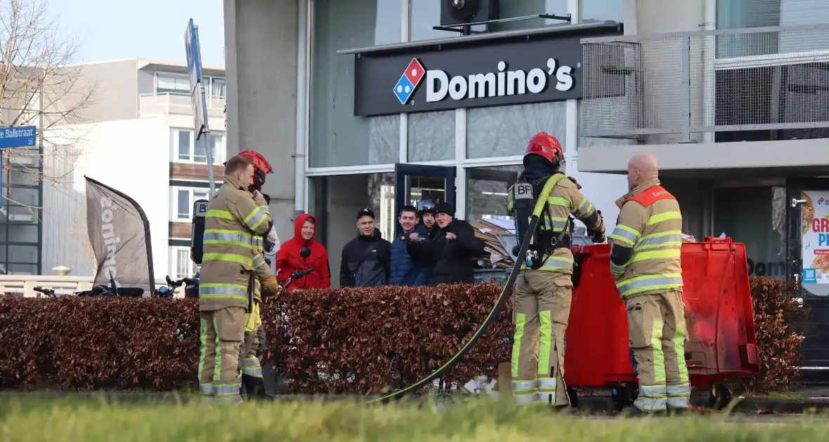Container bij Domino's pizza vliegt in brand - Foto 5