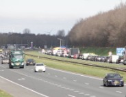 Vrachtwagen kantelt op snelweg