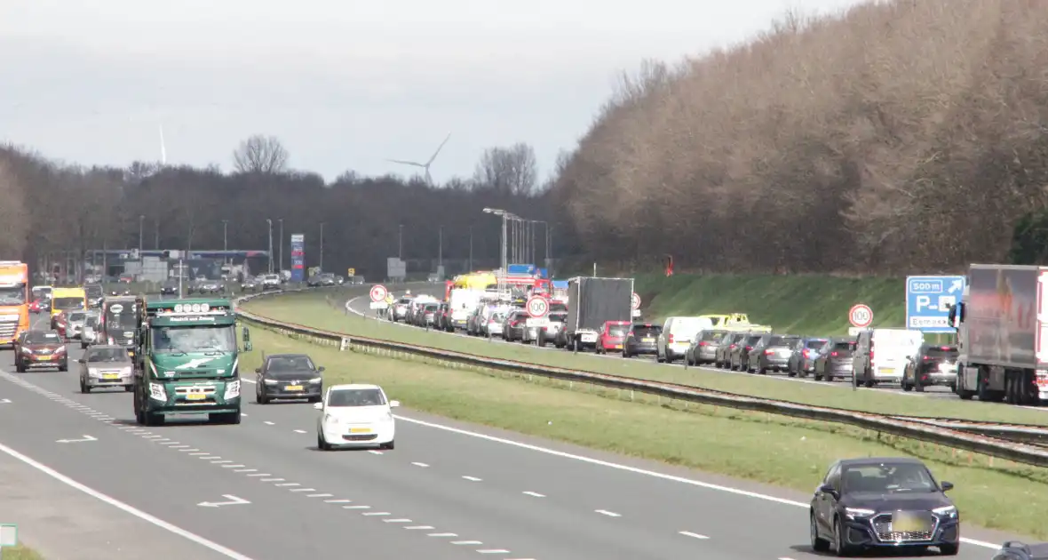 Vrachtwagen kantelt op snelweg