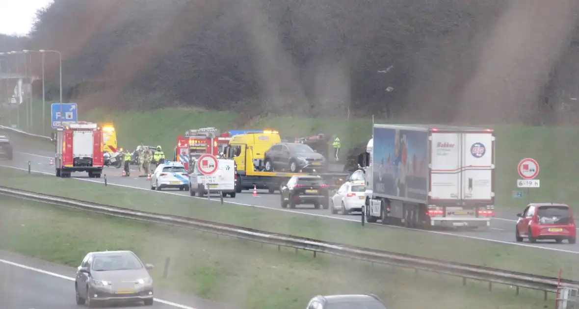 Vrachtwagen kantelt op snelweg - Foto 1