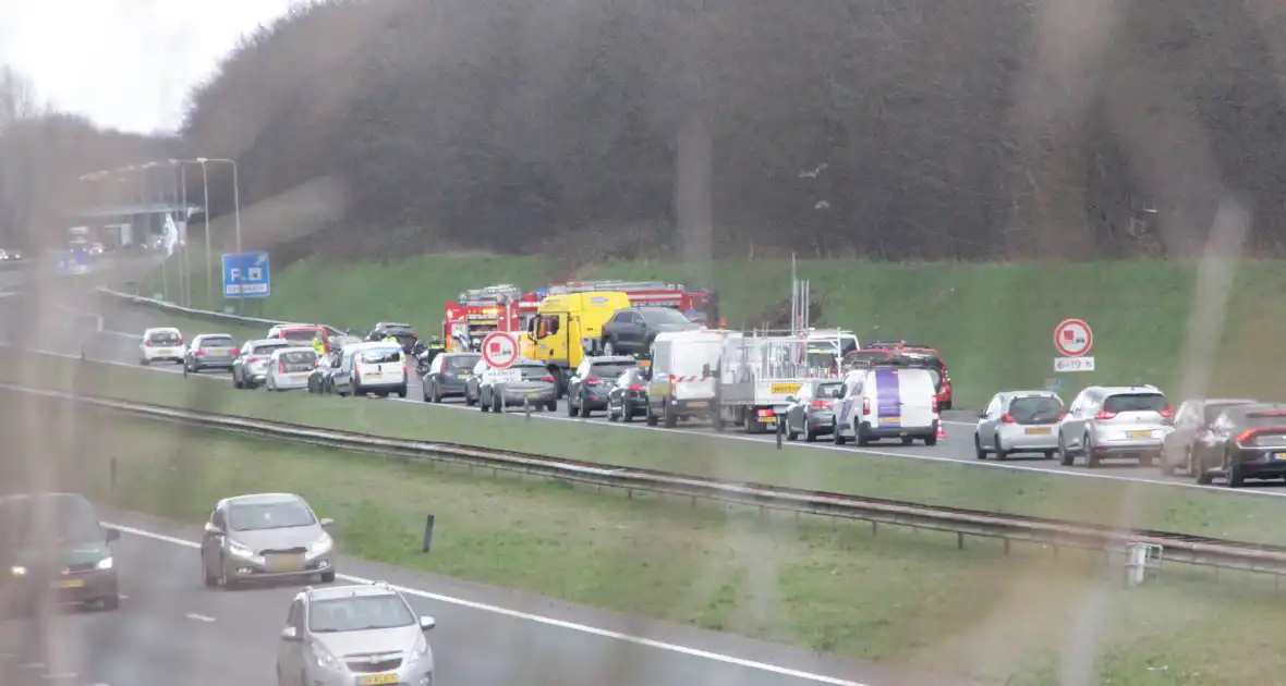 Vrachtwagen kantelt op snelweg - Foto 2
