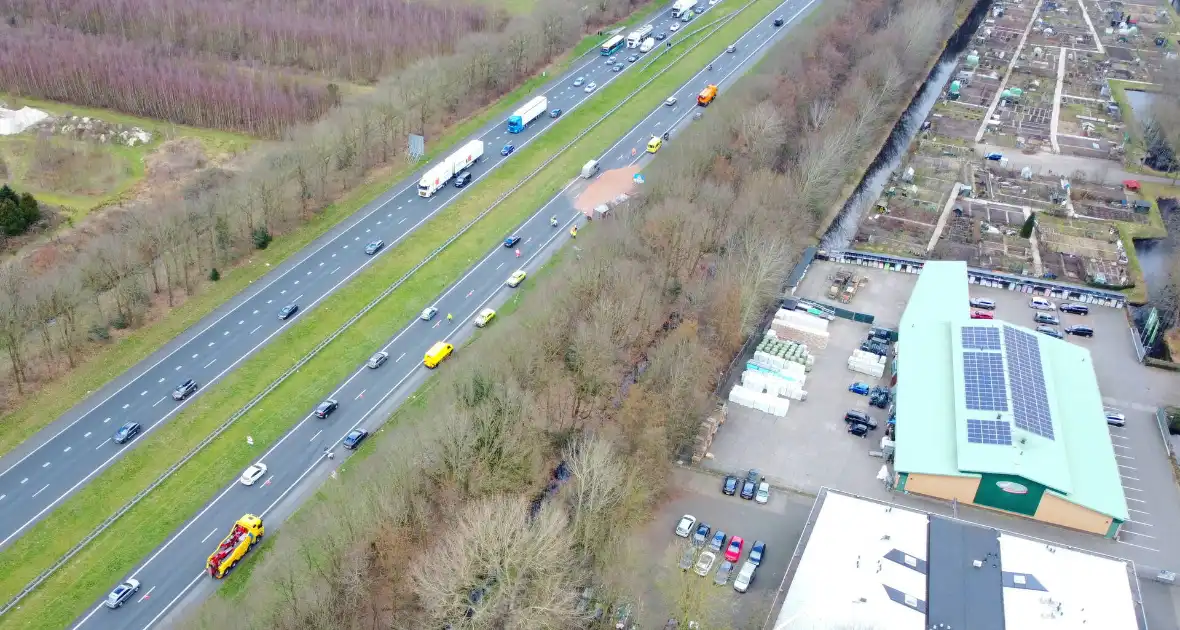 Vrachtwagen kantelt op snelweg - Foto 3