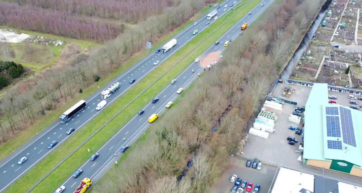 Vrachtwagen kantelt op snelweg - Foto 4