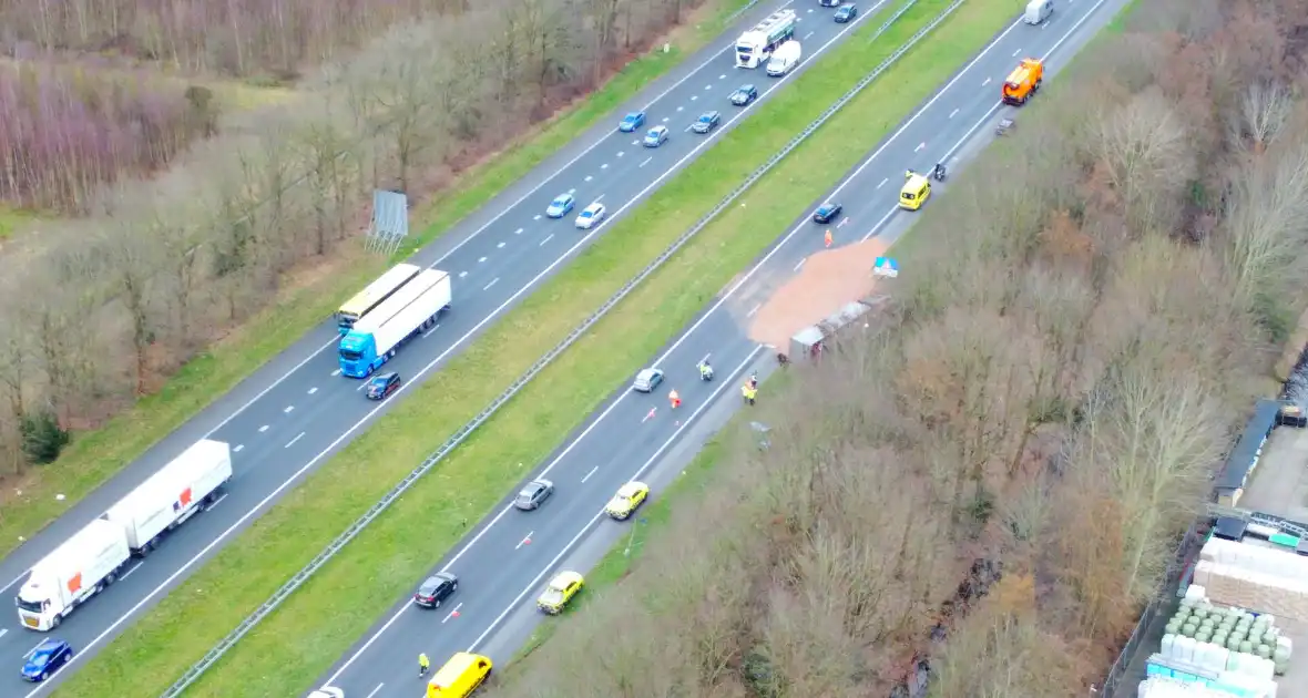 Vrachtwagen kantelt op snelweg - Foto 5