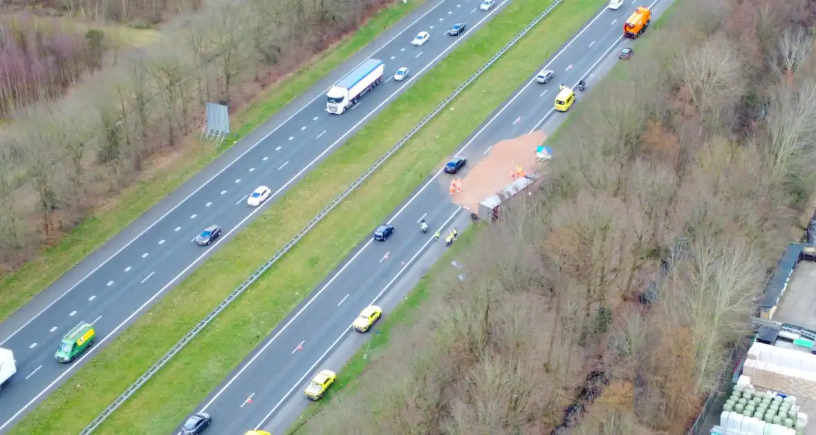 Vrachtwagen kantelt op snelweg - Foto 6