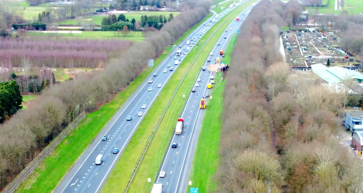 Vrachtwagen kantelt op snelweg - Foto 7