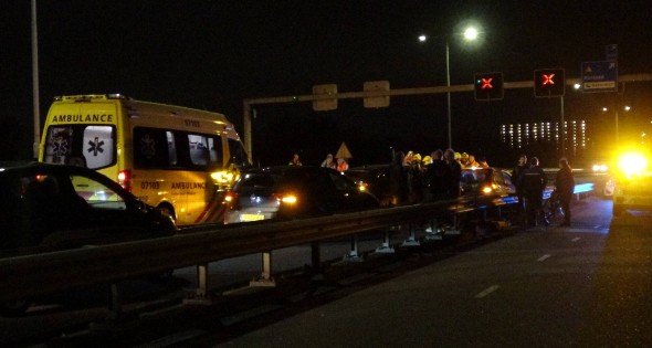 Auto over de kop bij ongeval tussen meerdere voertuigen - Afbeelding 3
