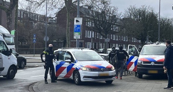 Politie groots ingezet voor persoon op dak van flat