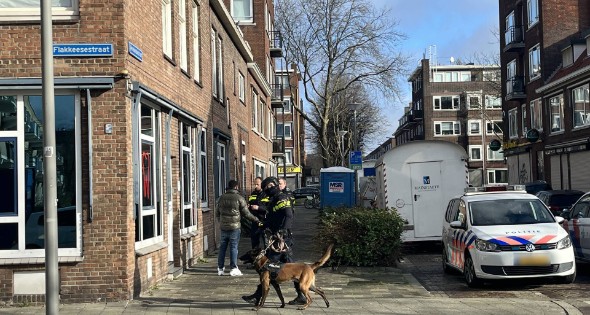 Politie groots ingezet voor persoon op dak van flat - Afbeelding 6
