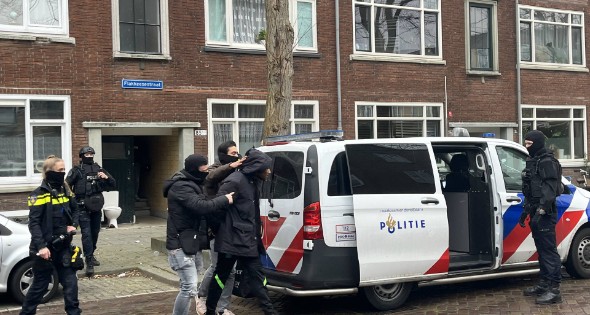 Politie groots ingezet voor persoon op dak van flat - Afbeelding 9