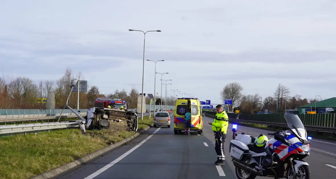 Automobiliste komt op zijkant tot stilstand