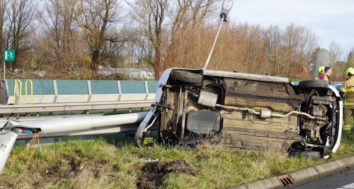 Automobiliste komt op zijkant tot stilstand - Foto 1