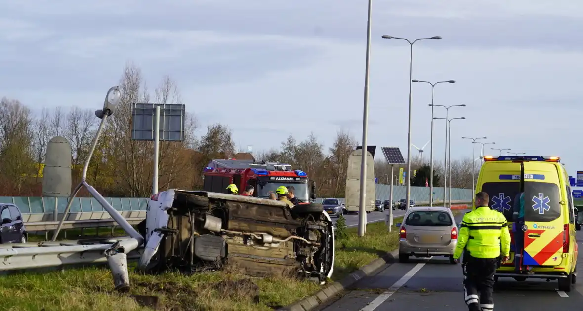 Automobiliste komt op zijkant tot stilstand - Foto 2