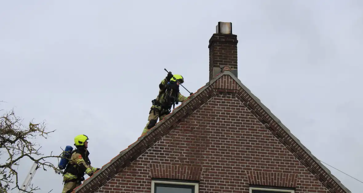 Dak beschadigd door brand, brandweerman onwel tijdens inzet - Foto 14