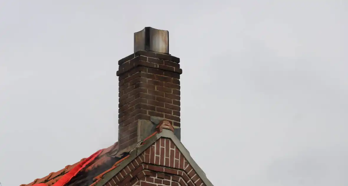 Dak beschadigd door brand, brandweerman onwel tijdens inzet - Foto 2