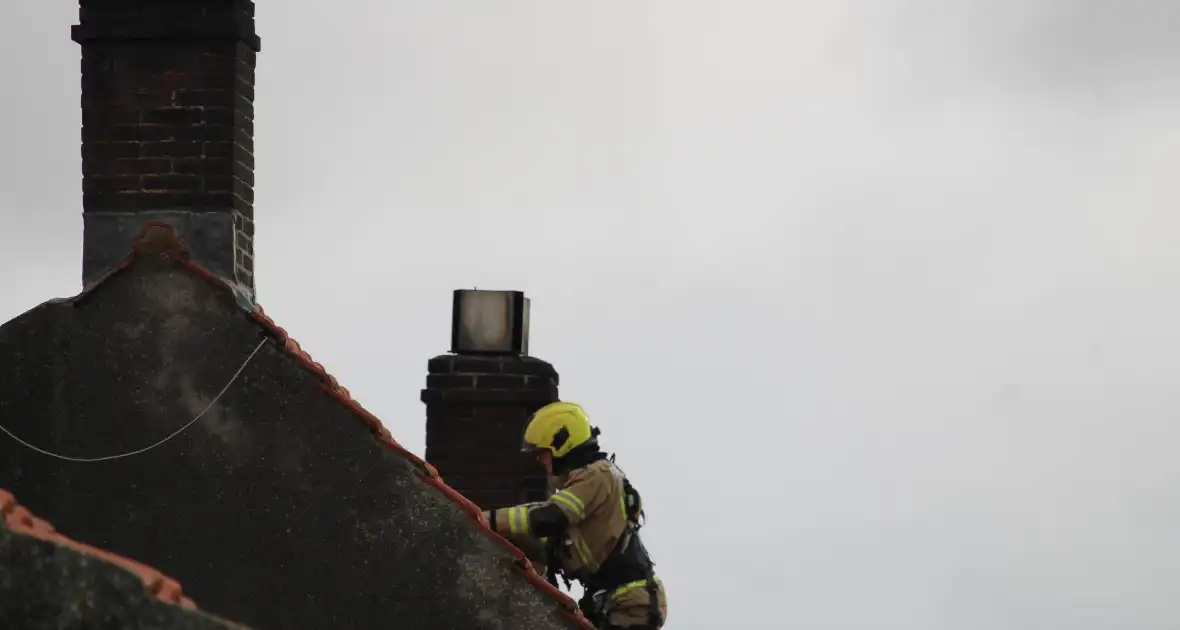 Dak beschadigd door brand, brandweerman onwel tijdens inzet - Foto 5