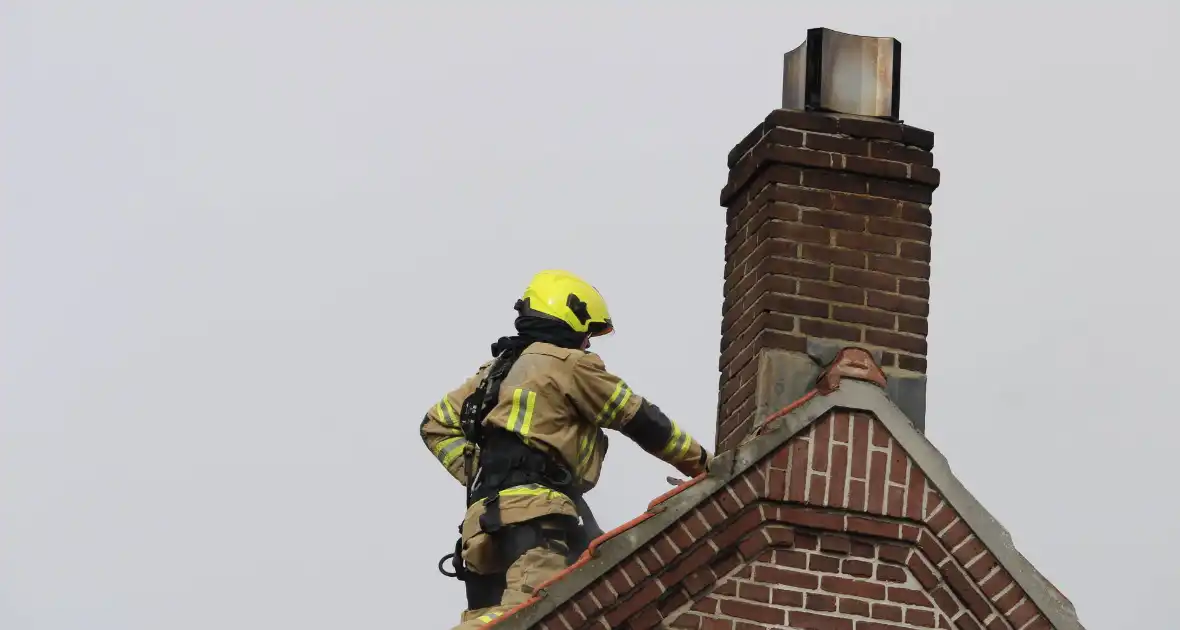Dak beschadigd door brand, brandweerman onwel tijdens inzet - Foto 6