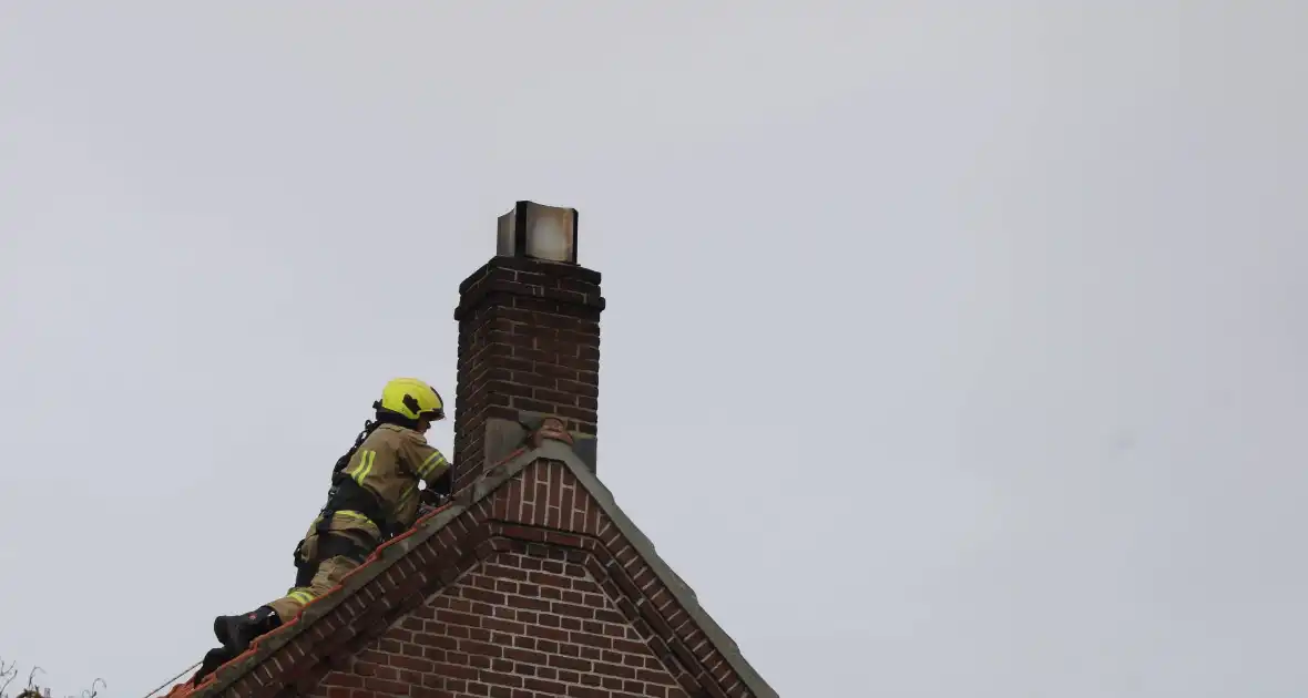 Dak beschadigd door brand, brandweerman onwel tijdens inzet - Foto 7