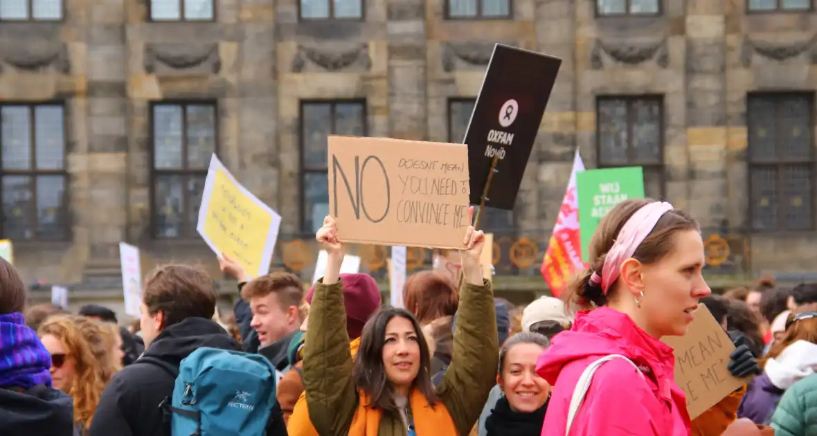 Grote drukte bij feminist march - Foto 10