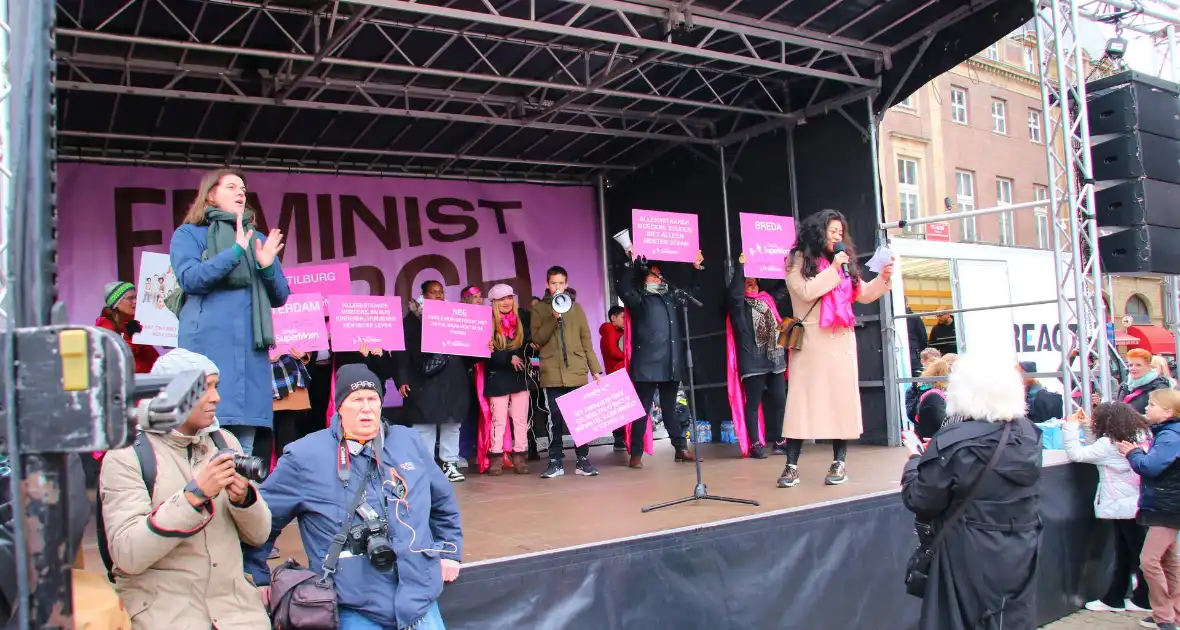 Grote drukte bij feminist march - Foto 3