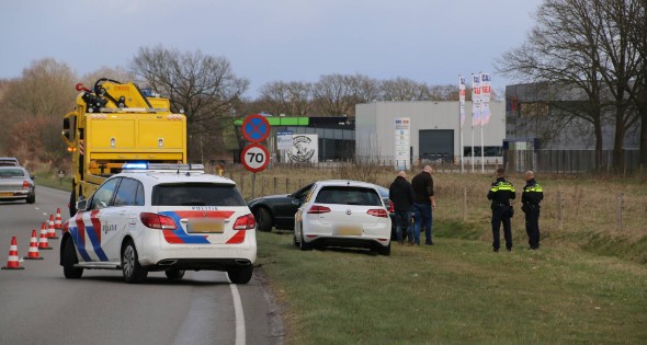 Ford mustang belandt in droge sloot