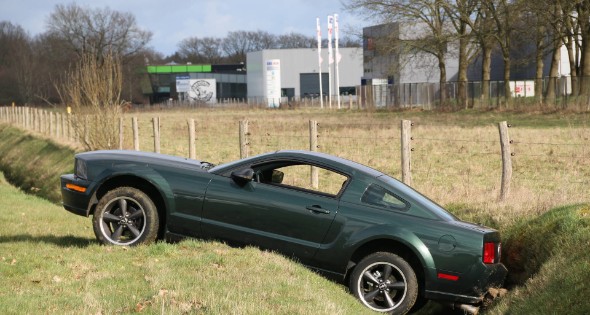 Ford mustang belandt in droge sloot - Afbeelding 1