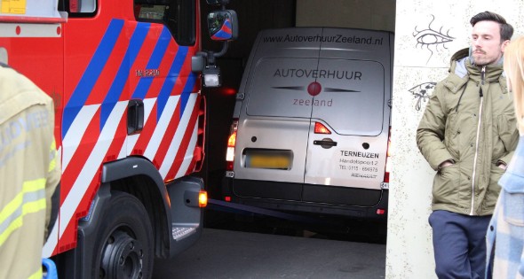 Bestelbus vast onder ingang parkeergarage - Afbeelding 1