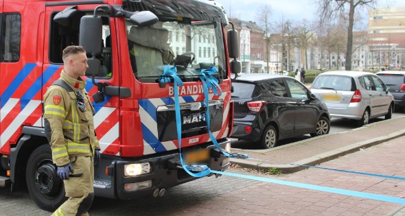 Bestelbus vast onder ingang parkeergarage - Afbeelding 4