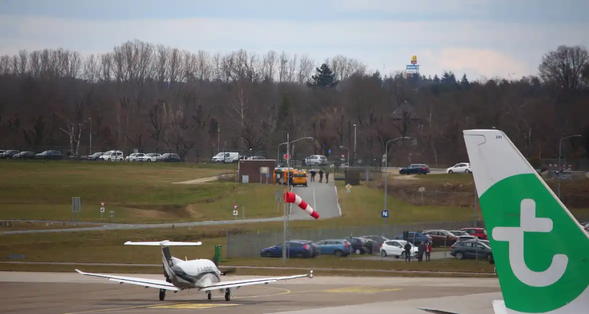 Vliegtuig krijgt klapband tijdens landing - Foto 2