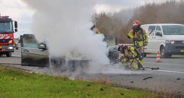 Mercedes verwoest door brand - Afbeelding 1