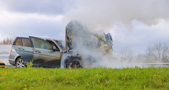 Mercedes verwoest door brand - Afbeelding 2
