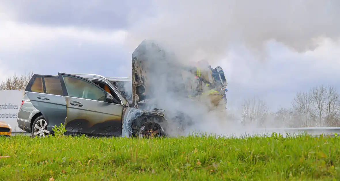 Mercedes verwoest door brand - Foto 2