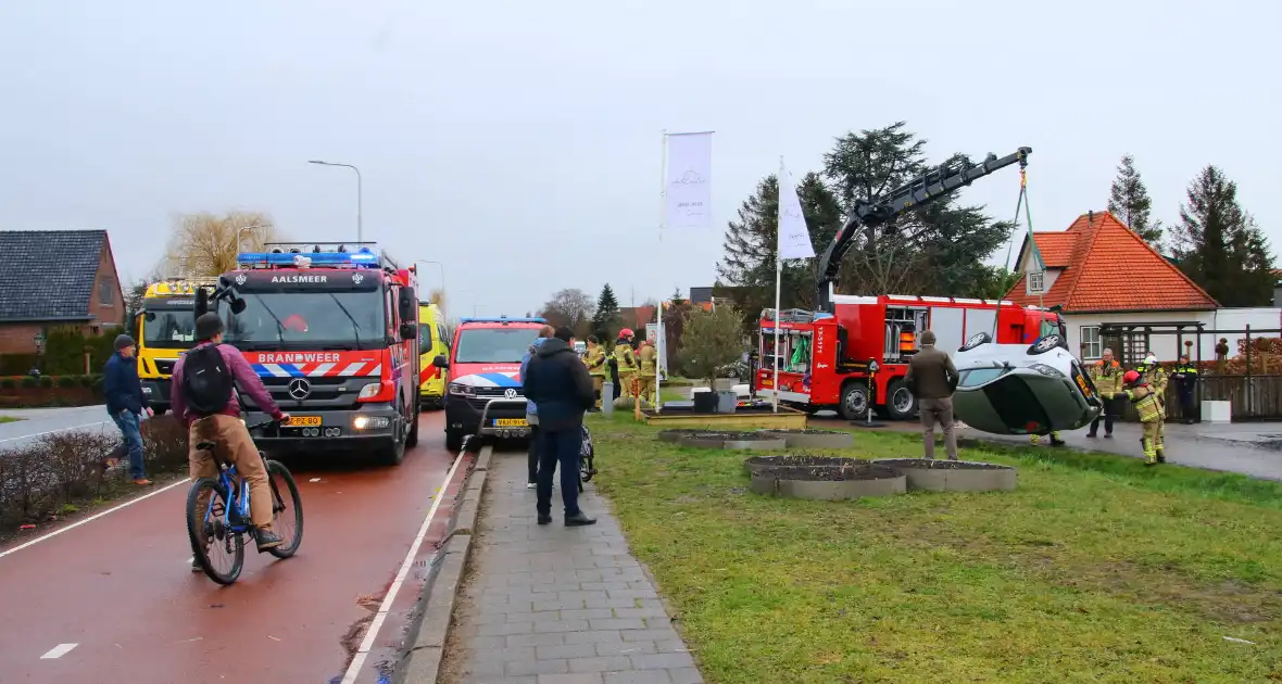 Brandweer takelt auto uit greppel