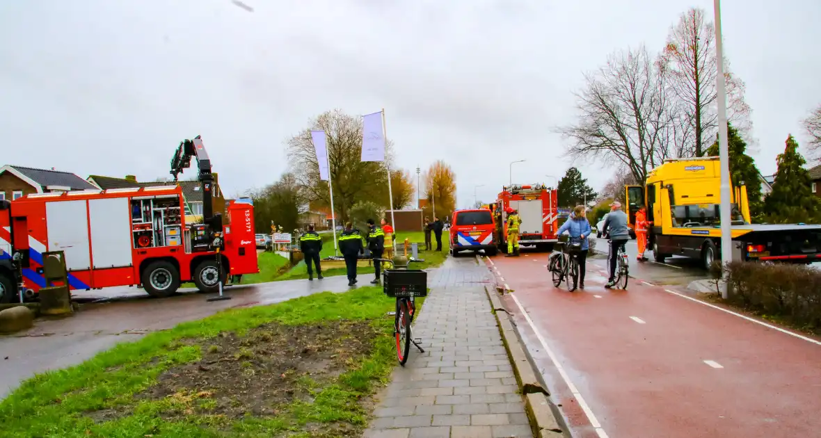 Brandweer takelt auto uit greppel - Foto 1