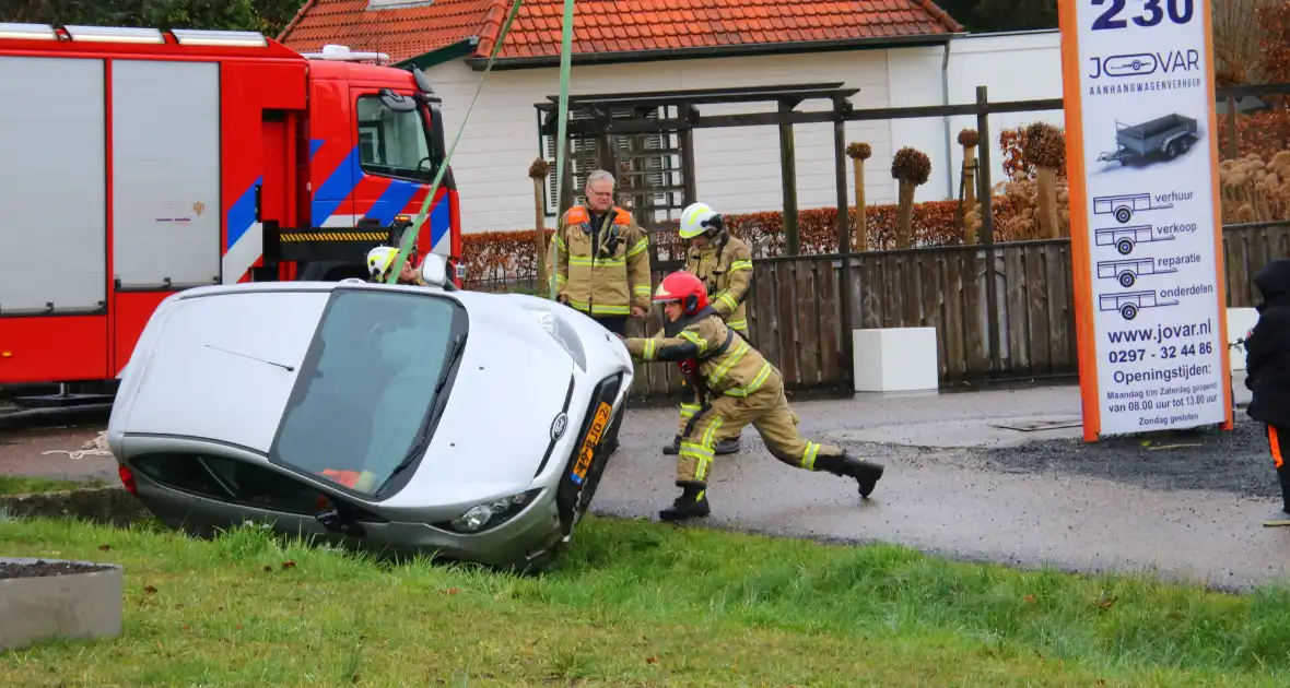 Brandweer takelt auto uit greppel - Foto 10