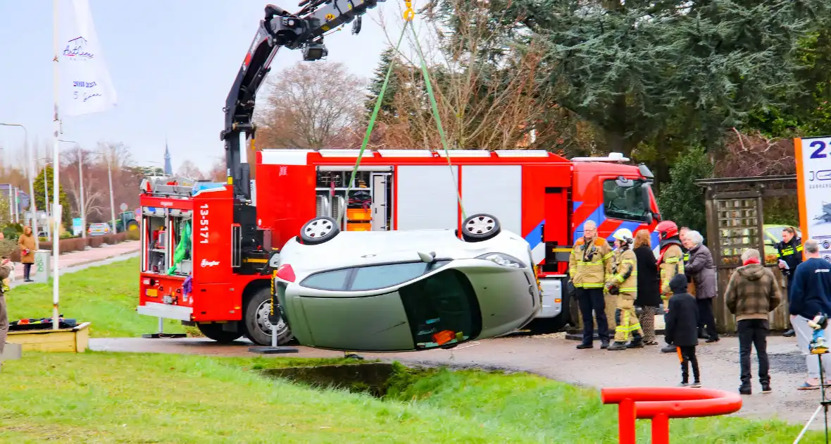 Brandweer takelt auto uit greppel - Foto 2